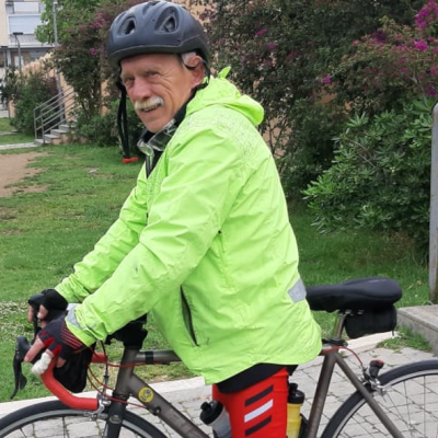Vittorio Barbanotti con la sua bici trasporta un grande messaggio di pace